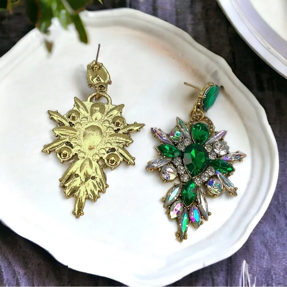 Stunning Green Rhinestone Drop Earrings – Bold Fashion Statement ✨NWT